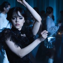 Ob Wednesday (Jenna Ortega) ihren legendären Tanz in Season 2 wiederholt?