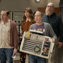 «TBBT»-Spinoff: Stuart (Kevin Sussman, 2. v. r.) versucht das Universum zu retten.
