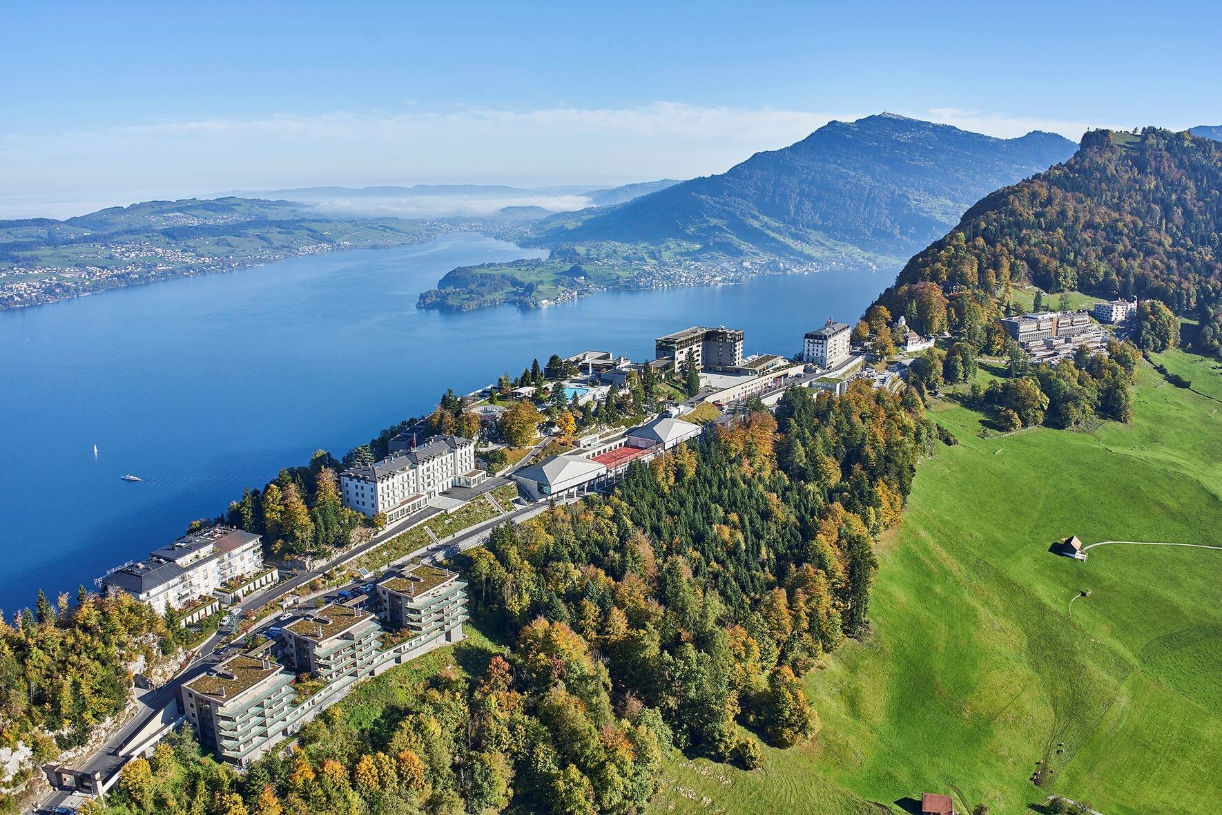 SRF DOK: Abgehoben – Von den neuen und den alten Herren auf dem Bürgenstock. Scheichs aus Katar haben aus dem Bürgenstock das grösste Luxus-Resort der Schweiz gemacht.