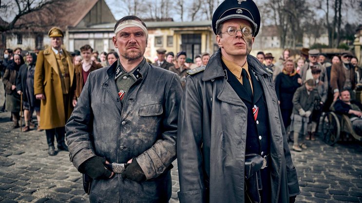 Der maskierte SS-Führer von Starnfeld (Alexander Scheer, r.) ist ein Sadist.