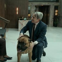 Cop Edie (Uzo Aduba, l.) ermittelt gegen Richard Sackler (Matthew Broderick).
