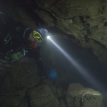 Ein Taucher auf Rettungsmission in einer Unterwasserhöhle.