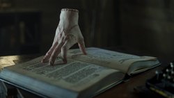 Der heimliche Star im Netflix-Hit «Wednesday» ist das fingerfertige «Thing» – bei uns bekannt als «eiskaltes Händchen».