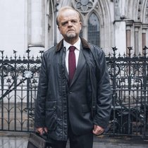 Filialleiter Alan Bates (Toby Jones) sagt der britischen Post zu Recht den Kampf an.