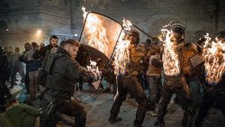 Feuer! Action! Tyler Rake! Chris Hemsworth lässt es in «Extraction 2» wieder mächtig krachen.