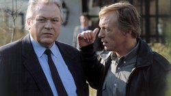 Dr. Renz (Günter Strack, l.) war der erste Anwalt und 60 Folgen lang an Matulas (Claus Theo Gärtner) Seite. Strack starb 1999 an Herzversagen.