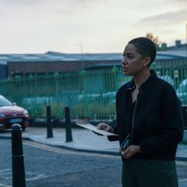 Detective Chief Inspector Daniel Hegarty (Peter Capaldi) und Detective Sergeant June Lenker (Cush Jumbo) können so gar nicht miteinander.