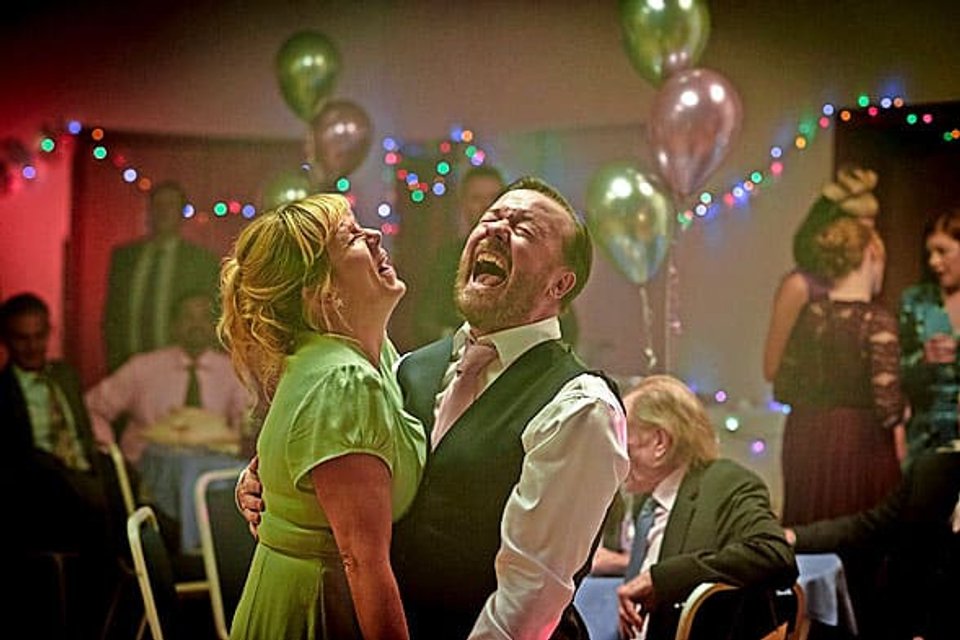 Ricky Gervais und Kerry Godliman.