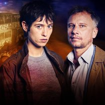 Wie kam’s zum fatalen Unfall? Anne (Lia von Blarer) und Jan (Robert Stadlober) ermitteln.