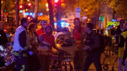 Sanitäter und Polizei bringen verletzte Besucher aus dem Bataclan-Saal in Sicherheit.