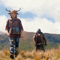 Mit seinen Begleitern Bear und Tommy erforscht Gus die Welt.