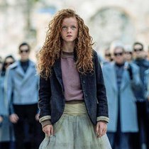 2025 – Momo (Alexa Goodall) versucht die Zeitdiebe zu stoppen.