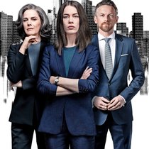 Über Leichen gehen in «Bad Banks» alle: Désirée Nosbusch,Paula Beer, Barry Atsma (v. l.).
