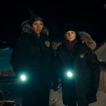 Die Detectives Evangeline Navarro (Kari Reis) und Liz Danvers (Jodie Foster, r.) ermitteln in Alaska.