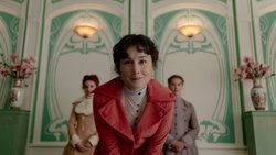 Selber single, aber ein Ass im Kuppeln: die Anstandsdame Elena Bianda (Nadia de Santiago).