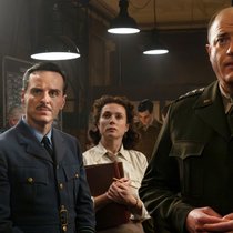 Stagg (l.) sieht einen Sturm aufziehen, was Eisenhower (r.) und Summersby nicht gefällt.