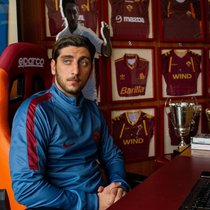 Pietro Castellitto spielt den Fussballgott, die Roma-Legende und den Frauenschwarm Totti.