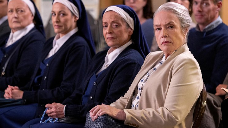 Charismatisch und gerissen: Kathy Bates (r.) feierte als neue «Matlock» ein starkes Seriencomeback.
