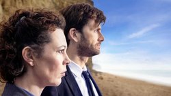 Alec Hardy und Ellie Miller ermitteln vor der mächtigen Kulisse von Broadchurch.