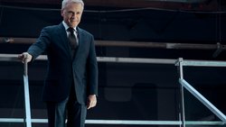 Der neue Chef Regus Patoff (Christoph Waltz) mischt sich sogar in das Liebesleben seiner Untergebenen ein.