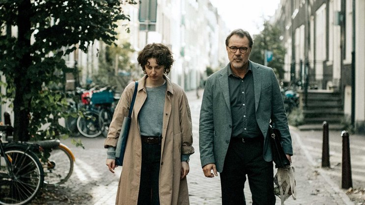 Das Arzt-Patientin-Verhältnis gerät ins Wanken: Julia Windischbauer, Sebastian Koch.
