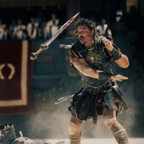 Gladiator Lucius (Paul Mescal) kämpft gegen Feldherr Acacius (Pedro Pascal).