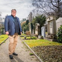 Erholt sich auf dem Friedhof Sihlfeld von den «Bestatter»- Dreharbeiten: Mike Müller.