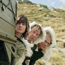 Bundespolizist Egli (Beat Schlatter, M.) und sein Arbeitskollege (Vincent Kucholl) wollen mit Francesca (Catherine Pagani) die Sperre über den Gotthard durchbrechen.