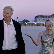 Regisseur Gustav (Stellan Skarsgård) mit Hollywoodstar Rachel (Elle Fanning).
