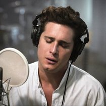 Goldjunge Luis Miguel (Diego Boneta) singt sich in die Herzen von ganz Mexiko.