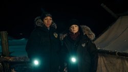 Die Detectives Evangeline Navarro (Kari Reis) und Liz Danvers (Jodie Foster, r.) ermitteln in Alaska.