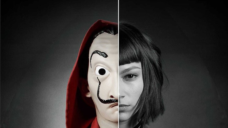 Die Haare sind mittlerweile ab, die Maske bleibt drauf: Tokio (Úrsula Corberó).