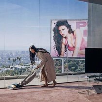 Filmstar Elizabeth (Demi Moore) erhält ein jüngeres Ich (Plakat).