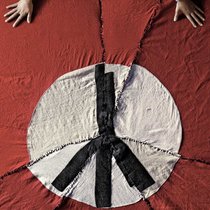Eine Hakenkreuzfahne neu zusammengenäht: Peacezeichen oder das Gegenteil?