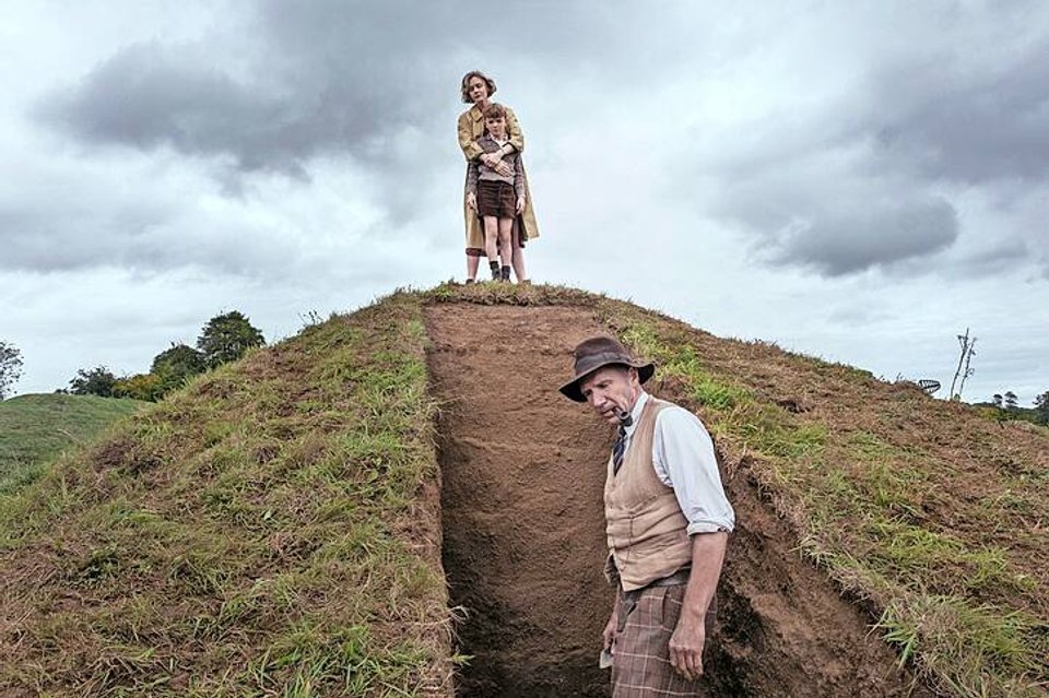 THE DIG (L-R): CAREY MULLIGAN as EDITH PRETTY, RALPH FIENNES as BASIL BROWN. Cr. LARRY HORRICKS/NETFLIX Â© 2021Â