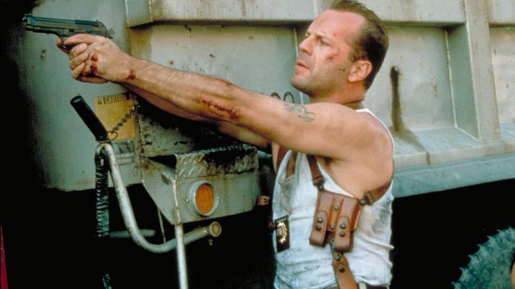 Stets im Feinripp-Unterhemd mit Knarre: Bruce Willis als John McClane.