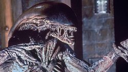 Die gruselige Kreatur von H. R. Giger vergisst niemand so schnell.