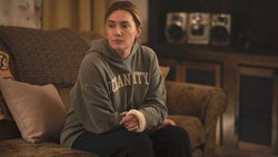 Kate Winslet spielt Mare Sheehan, eine Kleinstadt-Polizistin.