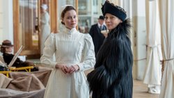 Es ist Krieg, doch in der Schweiz ist scheinbar alles gut: Krankenschwester Johanna (Dominique Devenport, l.) mit Gräfin von Hausner (Jeanette Hain).