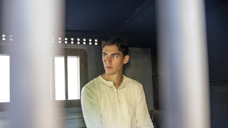 Hinter Gittern und ohne typischen Hut: Sherlock Holmes (Hero Fiennes Tiffin) in jungen Jahren.
