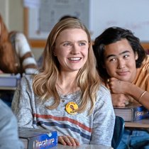 Frischer Wind: Vanessa deckt die Missstände an ihrer Schule auf, was ihrem Schwarm Seth (hinter ihr) gefällt.