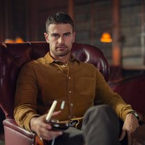 Theo James («The White Lotus») entdeckt das englische Gangstertum.
