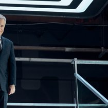 Der neue Chef Regus Patoff (Christoph Waltz) mischt sich sogar in das Liebesleben seiner Untergebenen ein.