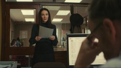 Der Sparkurs der Zeitung macht aus Elvira Clancy (Siobhán Cullens) eine Serienkillerin.