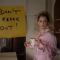 Wenn das Post-it plötzlich zum Riesenposter wird, kann die Frisur schon mal durcheinandergeraten: Elizabeth Banks.