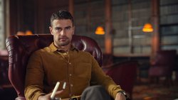 Theo James («The White Lotus») entdeckt das englische Gangstertum.