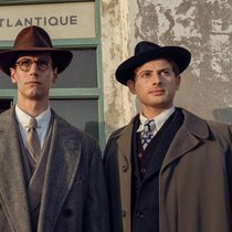 Varian Fry (Cory Michael Smith, 2.v.r.): «Noch sind die Deutschen nicht da – aber bald.»