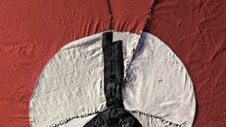 Eine Hakenkreuzfahne neu zusammengenäht: Peacezeichen oder das Gegenteil?