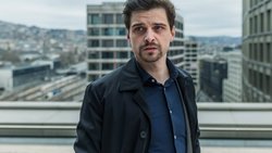 Noch ist Michi (Julian Koechlin) in der Grossstadt – bald zieht’s ihn auf die Neumatt.