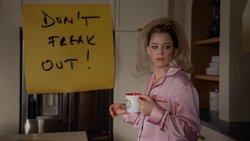 Wenn das Post-it plötzlich zum Riesenposter wird, kann die Frisur schon mal durcheinandergeraten: Elizabeth Banks.